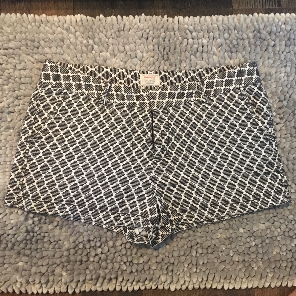 Khakis by GAP diamond pattern short
